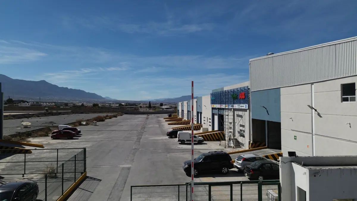 Bodegas industriales de Novo Park con montañas de Arteaga al fondo