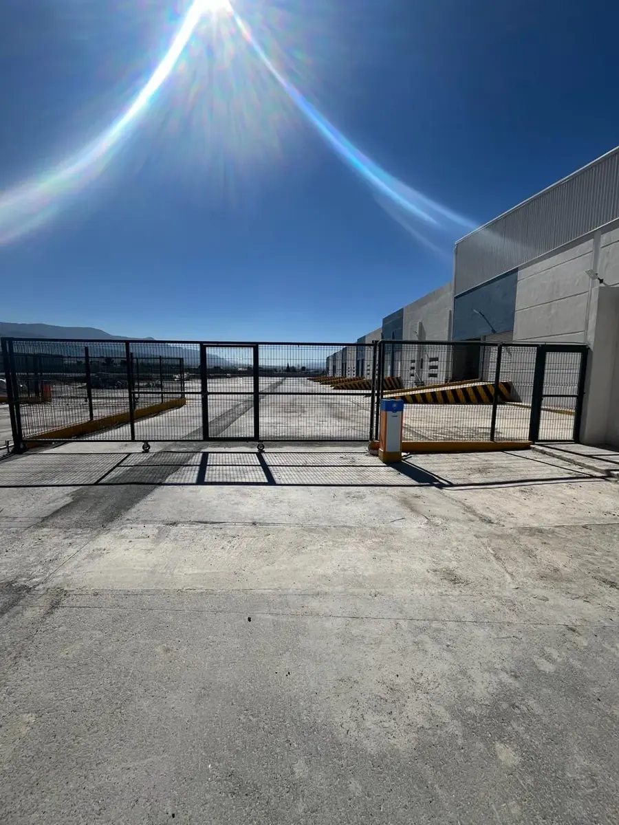 Fachada de bodega industrial de 640 m² en Novo Park
